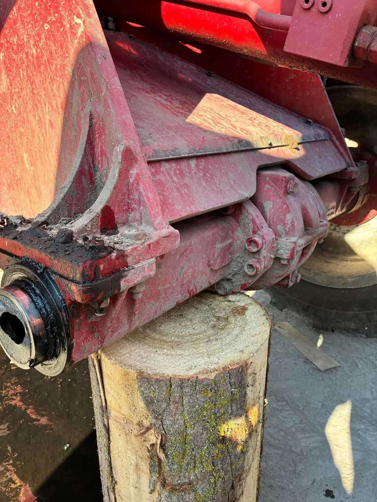 Carcasă de utilaj agricol demontată și reparată direct la fermă