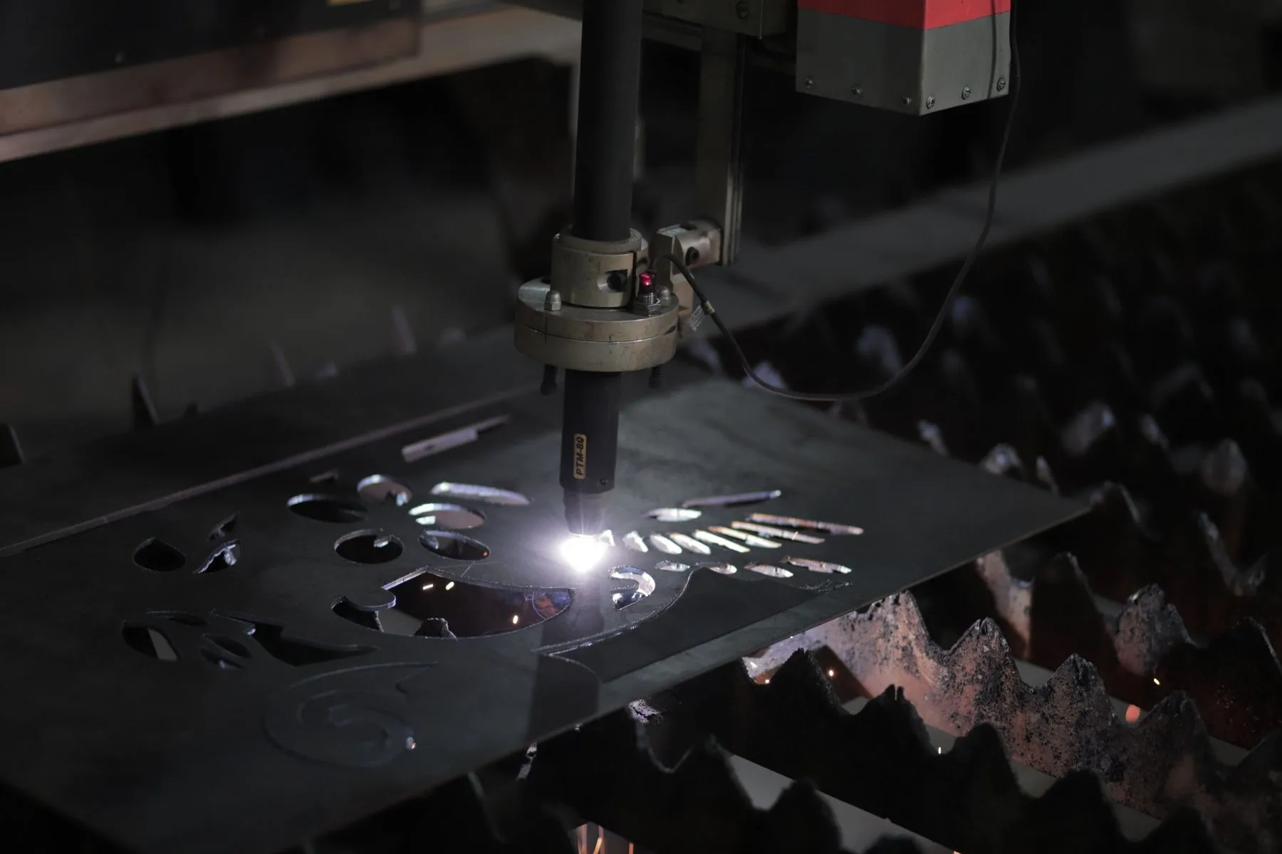 Debitare CNC cu plasmă a unei table de oțel