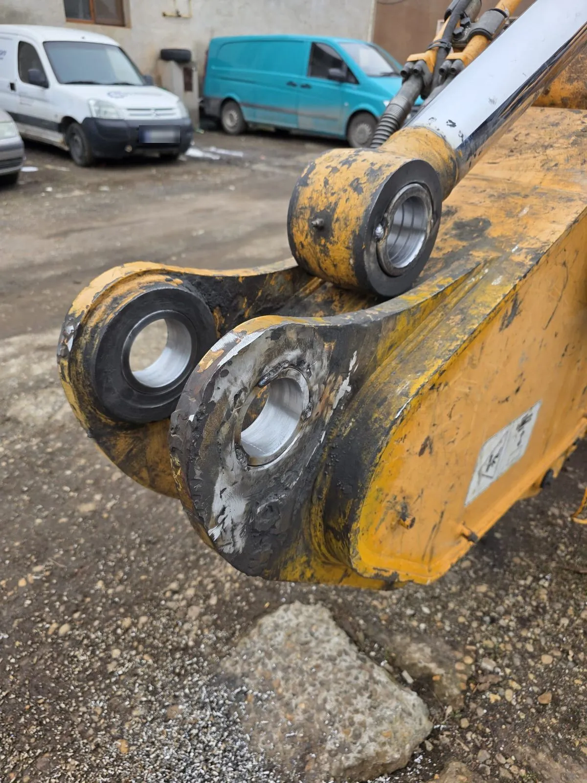 Alezaje refăcute pe brațul unui excavator Hyundai