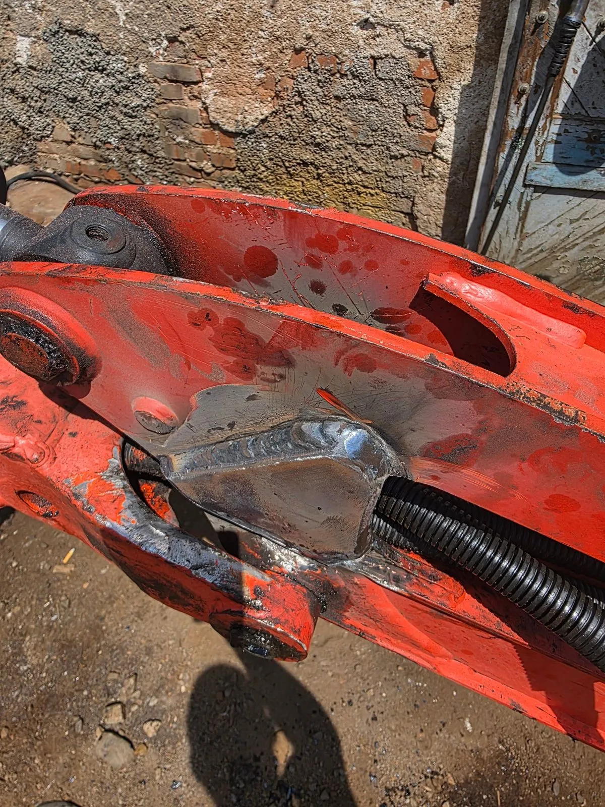 Sudură de reparație pe brațul unui miniexcavator Kubota